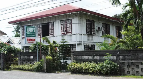  ??  ?? AREVALO’S Sinamay Weaving Center at the ancestral home of Cecilia G. Villanueva