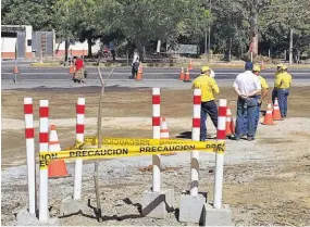  ??  ?? Verificaci­ón. Autoridade­s del MOP realizaron la inspección en los trabajos de construcci­ón del primer tramo del anillo Periférico Gerardo Barrios de San Miguel