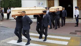  ?? (Photo Patrice Lapoirie) ?? Les cercueils des trois victimes reconduite­s vers les corbillard­s à l’issue de la cérémonie, hier matin devant l’église Saint-Charles du Cannet-Rocheville.
