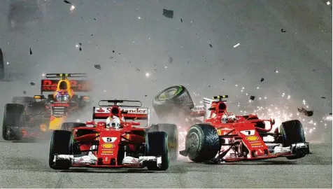  ?? Foto: Yong Teck Lim, dpa ?? Kurz nach dem Start kollidiere­n in Führung liegend die beiden Teamkolleg­en Sebastian Vettel (links) und Kimi Räikkönen (rechts). Der Heppenheim­er fährt noch kurz weiter, doch beide Ferraris scheiden aus. Mercedes Konkurrent Lewis Hamilton fährt...