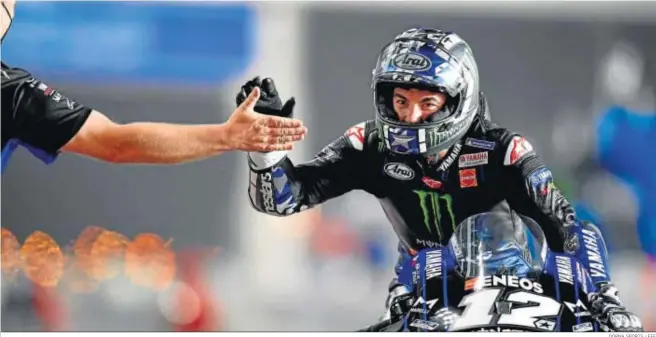  ?? DORNA SPORTS / EFE ?? El catalán Maverick Viñales (Yamaha YZR M 1) celebra su victoria en la carrera de MotoGP del Gran Premio de Qatar.