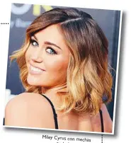  ??  ?? Miley Cyrus con mechas
ombré en el pelo