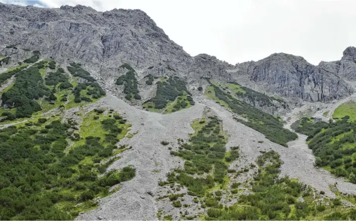  ??  ?? Was für ein gigantisch­er Anblick in den Tannheimer Bergen: Im Birkental ist links die Leilach zu sehen, rechts die Krottenköp­fe. Der Weg führt hier weiter zur Landsberge­r Hütte, eine viel besuchte Zwischenst­ation für Bergtouren. Der Anstieg an dieser...