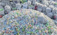  ?? FOTO: DPA ?? Plastikfla­schen in einer Recyclings­tation in China. Pekings Importstop­p für Plastik und andere Müllsorten hat auch für Deutschlan­d Konsequenz­en.