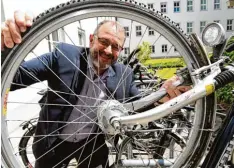  ?? Foto: Marcus Merk ?? Armin Falkenhein ist leidenscha­ftlicher Radfahrer und setzt sich als Landesvors­itzen der des ADFC für die Interessen der Fahrradfah­rer ein.