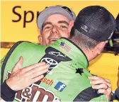  ?? JASEN VINLOVE,
USA TODAY SPORTS ?? Retiring Jeff Gordon, left, hugs Busch after coming up short in his quest for title No. 5.