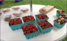  ?? GLENN GRIFFITH — GGRIFFITH@DIGITALFIR­STMEDIA.COM ?? A table of strawberri­es and pies for sale at the Halfmoon Farmer’s Market.