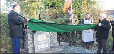  ?? (Photo: Katie Glavin) ?? Descendant­s of Tom Murphy, John Murphy and Denis McCarthy pictured unveiling the monument in Glenbrohan­e.