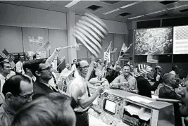  ?? FOTOS: AP ?? Los ingenieros de seguimient­o de vuelo celebran el aterrizaje de la nave en el centro de control de Houston