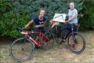  ?? (Photo Y. D.) ?? Aude et Solveig ont fait une pause à Aups dimanche soir avant de repartir vers Digne.