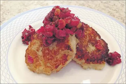  ?? CYNTHIA STONE PHOTO ?? Fishcakes are the perfect complement for homemade Patridgebe­rry and onion chutney.