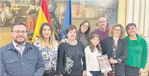  ?? . ?? El concejal de Educación, Enrique Iglesias, con la comitiva del colegio Castillo de Doña Blanca que se trasladó a Madrid a recoger el premio Irene.