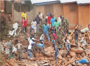  ?? MANIKA KAMARA, AP ?? Volunteers search for bodies after heavy flooding and mudslides in Regent, Sierra Leone.