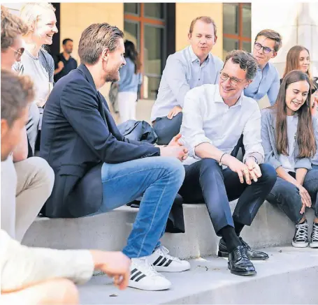  ?? FOTO: MARCEL KUSCH/LAND NRW ?? Hendrik Wüst zu Besuch bei der renommiert­en Stanford University im Süden von San Francisco. Dort spricht er mit Studierend­en aus Deutschlan­d.