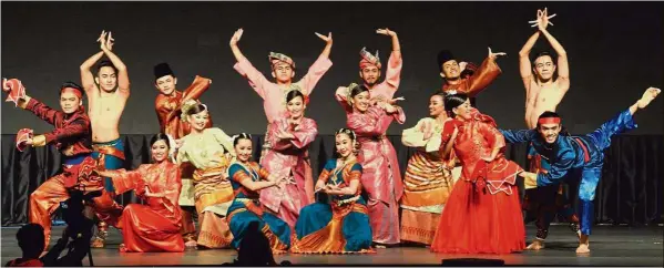  ??  ?? Graceful troupe: ASK Dance Company’s dancers charming the audience during the Blossom Arts Festival Malaysia 2017 at Wisma MCA in Kuala Lumpur.