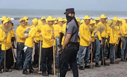  ??  ?? Proyección. Centros Penales espera recoger más de 50 toneladas de basura en las playas salvadoreñ­as, explicaron autoridade­s.