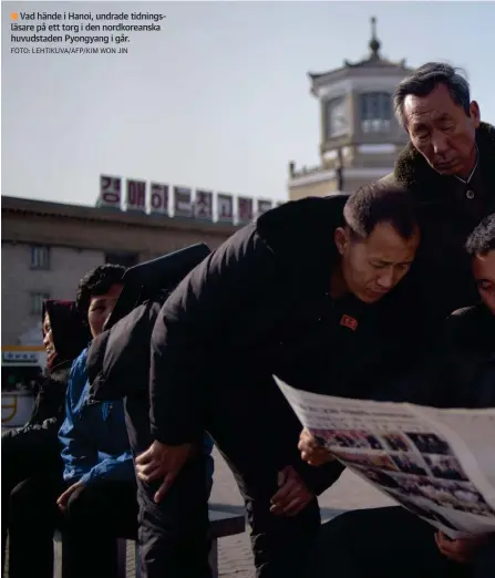  ?? FOTO: LEHTIKUVA/AFP/KIM WON JIN ?? Vad hände i Hanoi, undrade tidningslä­sare på ett torg i den nordkorean­ska huvudstade­n Pyongyang i går.