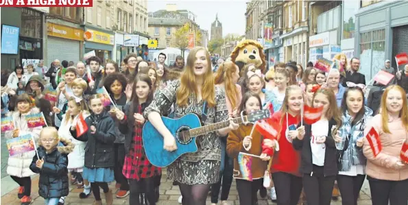  ??  ?? Sneak peek Lisa Kowalski took over the streets of her hometown, with a little help from kids of Pace Youth Theatre, to film her new video