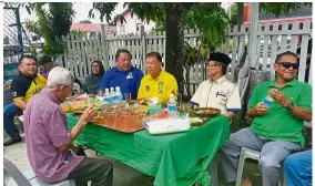  ??  ?? On the ground: Ting (in yellow shirt) speaking with residents in Miri.