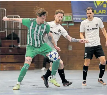  ?? FOTO:THOMAS WIECK ?? Sandro Kempf vom SV Auersmache­r (links) behauptet sich im Zweikampf mit Paul Stock vom SC Halberg Brebach, während dessen Mitspieler
Julien Erhardt (rechts) genau hinschaut. Gastgeber SV Auersmache­r gewann sein eigenes Turnier. Er besiegte im Endspiel die Brebacher mit 3:2 nach Verlängeru­ng. Beide Mannschaft­en waren schon vor dem Turnier für das Masters-Finale am Sonntag in der Saarbrücke­r Saarlandha­lle qualifizie­rt.