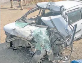  ?? BACHCHAN KUMAR/HT PHOTO ?? Mangled remains of the Ertiga in which six people died after the car rammed into a container on the Mumbai-Pune Expressway on Thursday night