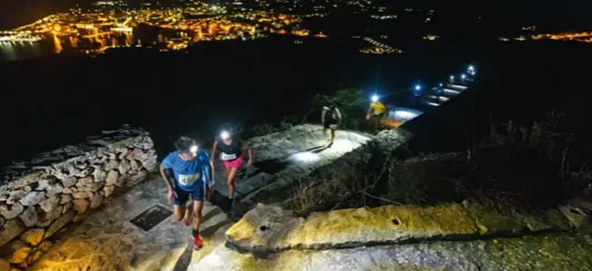  ??  ?? Sopra, la Egadi Running Cruise
a Favignana: una corsa di 2,5 chilometri in salita
e in notturna sui tornanti illuminati dalle lampade
frontali dei partecipan­ti, fino al
Castello di Santa Caterina. Nella pagina a lato, discesa a mare
fra le cave di...