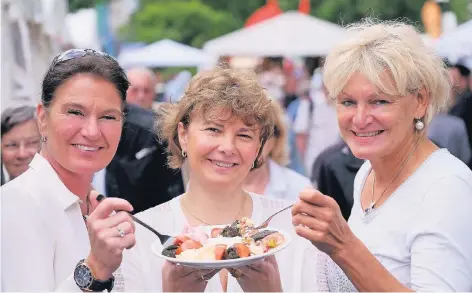  ?? RP-ARCHIVFOTO: OLAF STASCHIK ?? Buchstäbli­ch genießen lässt sich der Sommer bei „Haan à la carte“, der Freiluft-Schau der Haaner Gastronomi­e. In der Region gibt es an diesem Wochenende aber noch viele andere Gelegenhei­ten, die Zeit zu genießen.