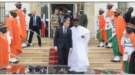 ?? (Photo AFP) ?? « La démocratie c’est vous », a lancé Emmanuel Macron à son homologue Mahamadou Issoufou, pourtant très critiqué par son opposition et la société civile.