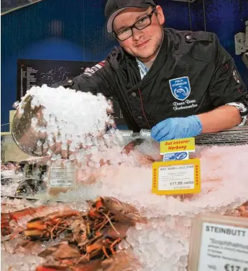  ?? Foto: Andreas Lode ?? Dennis Bauer (Groß und Außenhande­lskaufmann) hat in der Fischabtei­lung viel mit Eis zu tun.