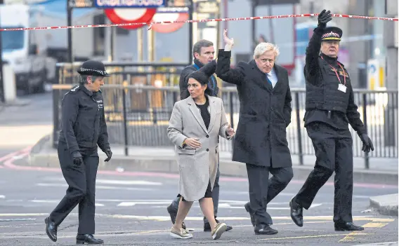  ?? Alberto Pezzali/ap ?? Johnson, ayer, a su llegada a la escena del crimen en el Puente de londres