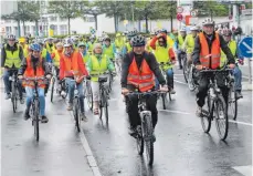  ?? FOTO: MICHAEL TSCHEK ?? Die Fahrrad-Karawane setzt sich vom Romanshorn­er Platz aus zu einer 15 Kilometer langen Tour in Bewegung.