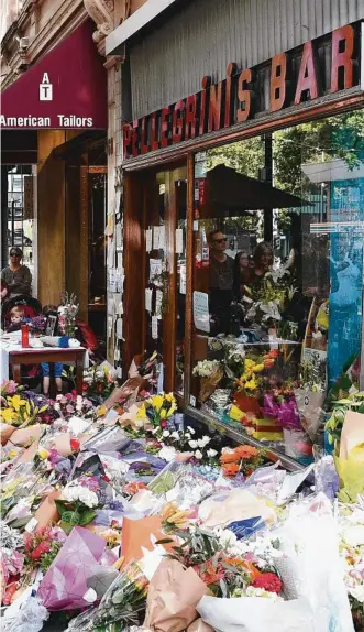  ?? Picture: GETTY IMAGES ?? Melburnian­s lay wreaths in remembranc­e of Sisto Malaspina.