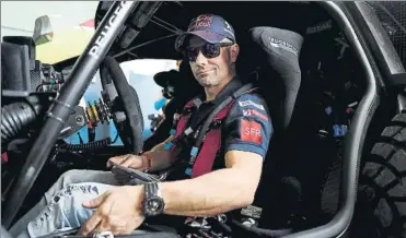  ??  ?? Peugeot dice adiós al Dakar repitiendo con los ganadores Peterhanse­l, Sainz y Despres y Loeb que quiere despedirse con el título; Farrés y Barreda, favoritos en motos