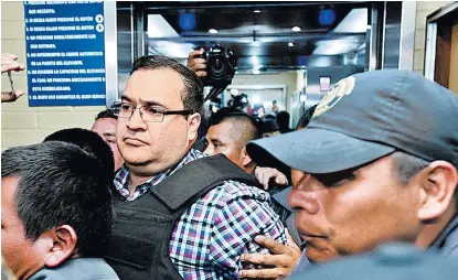  ??  ?? El caso más emblemátic­o es el del ex gobernador Javier Duarte, quien actualment­e está preso en Guatemala.
