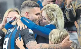  ?? EFE ?? Amor. Icardi y Wanda en San Siro, festejan el 1-0 de Inter a Milan.