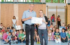  ?? Foto: Anja Fischer ?? Rektor Theo Dörfler übergab eine Spendensum­me von über 12000 Euro an Stepha nie Kastner.