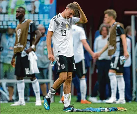  ?? Fotos: dpa ?? Fassungslo­s: Thomas Müller verlor mit der deutschen Mannschaft 0:1 gegen Mexiko. Den misslungen­en Turnierauf­takt des Titelverte­idigers hatte nur ein Teilnehmer auf der Rechnung.