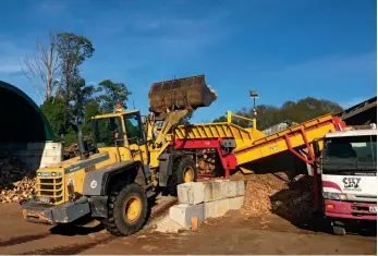  ??  ?? These photograph­s show the Pezzolato TM1200 cutting station and TB900 splitting station at City Firewood.
Rabaud wood cleaner cleaning the firewood of debris before delivery, with specialist firewood screening equipment.