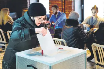  ?? REUTERS ?? A woman casts her ballot at a polling station during the presidenti­al election in Moscow, Russia, on Friday.
US circulates final Gaza ceasefire draft