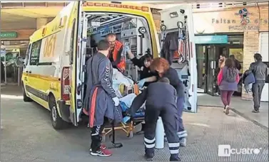  ??  ?? EN LA UCI. Pelayo Novo fue trasladado en ambulancia hasta un hospital de Zaragoza.