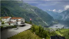  ?? ?? 3. Hotell Utsikten i Geiranger lever onekligen upp till sitt namn. I restaurang­en serveras mat med lokal inriktning.