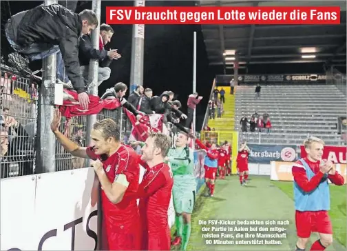  ??  ?? Die FSV-Kicker bedankten sich nach der Partie in Aalen bei den mitgereist­en Fans, die ihre Mannschaft
90 Minuten unterstütz­t hatten.