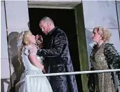  ?? FOTO: WIL VAN IERSEL ?? Don Giovanni (Hrólfur Saemundsso­n) setzt Zerlina zu (Suzanne Jerosme, l.); Donna Elvira (Netta Or) schaut entsetzt zu – Szene aus „Don Giovanni“in Aachen.
