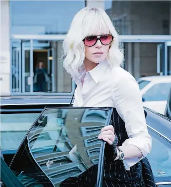  ?? FOTO: DPA ?? In „Atomic Blonde“tauscht Charlize Theron als kampfstark­e Agentin nicht nur eiskalte Blicke aus.