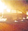  ??  ?? Crimen
El ex presidente estatal del PRD, Ranferi Hernández Acevedo, pereció junto con su esposa, su suegra y su chofer dentro de un vehículo en llamas en Guerrero.