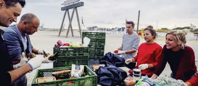  ??  ?? Koken met wat mensen in de vuilnisbak gooien. En het hen dan serveren.