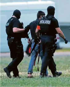  ?? Foto: Reuters ?? Zpátky v Německu Policisté si odvádějí zadrženého Alího Bašára, kterého o víkendu převezli letadlem ze severoirác­kého Erbílu.