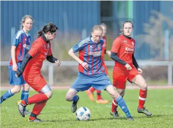  ?? FOTO: THOMAS SIEDLER ?? Die Frauen des FC Ellwangen (blaues Trikot) haben sich im Derby gegen Normannia Gmünd knapp mit 3:2 durchgeset­zt und sind somit weiterhin Tabellenfü­hrer.