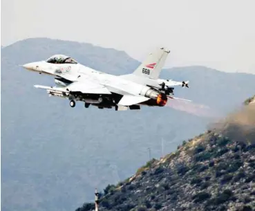  ?? FOTO: LARS MAGNE HOVTUN, FORSVARET/NTB SCANPIX ?? 24. mars 2011: Et av de norske F-16 jagerflyen­e tar av fra flyplassen Souda på Kreta, der flyene var stasjonert for å delta i FN-operasjone­n i Libya.