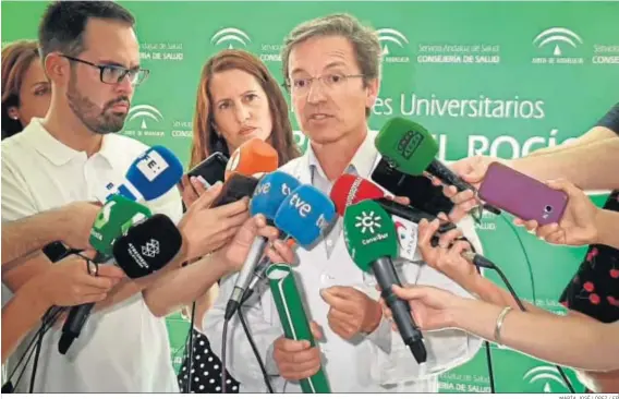  ?? MARÍA JOSÉ LÓPEZ / EP ?? El responsabl­e del servicio de infeccioso­s del Hospital Virgen del Rocío, José Miguel Cisneros, comparece ayer ante la prensa.